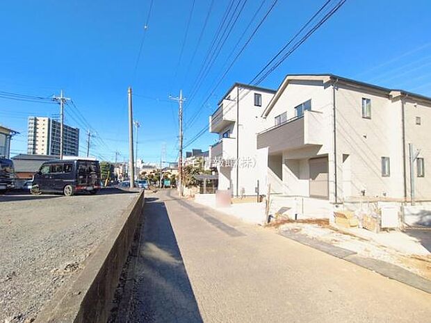 前面道路を含めた現地写真です。