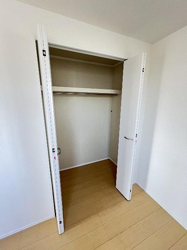 中の物を確認しやすく、取り出しやすい収納スペース。お部屋を広々とお使いいただけます。