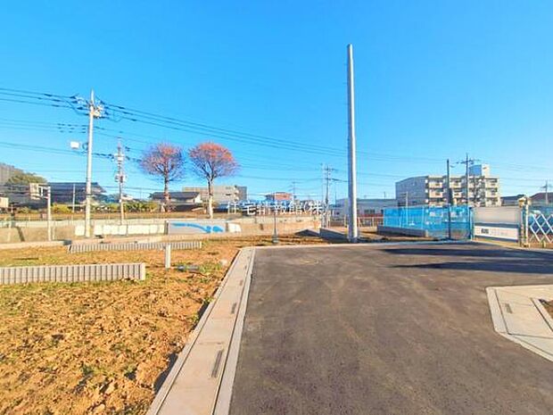 前面道路を含めた現地写真です。