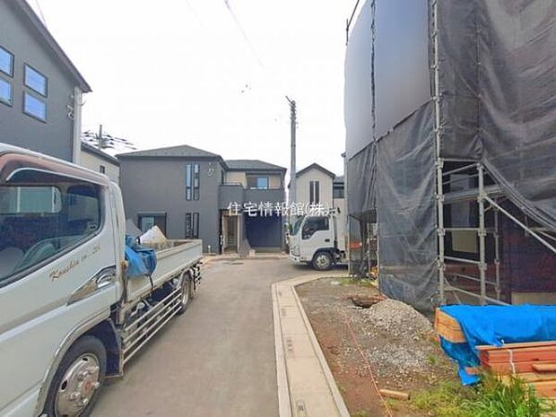 前面道路を含めた現地写真です。