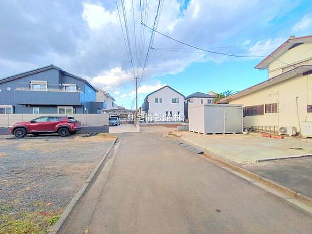 前面道路を含めた現地写真です。