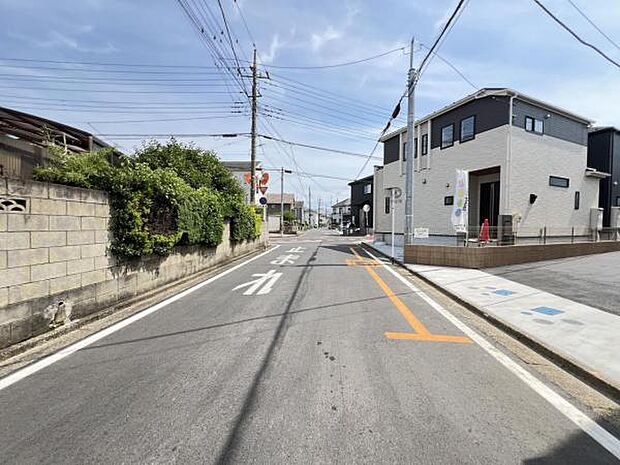 前面道路を含めた現地写真です。