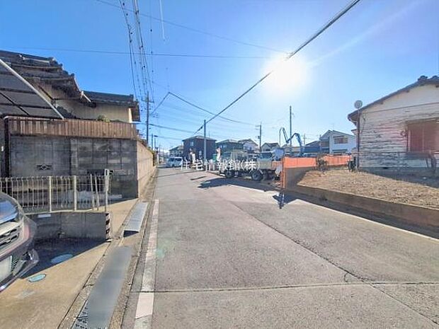 前面道路を含めた現地写真です。