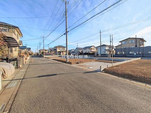 前面道路を含めた現地写真です。