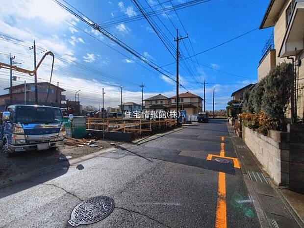 前面道路を含めた現地写真です。