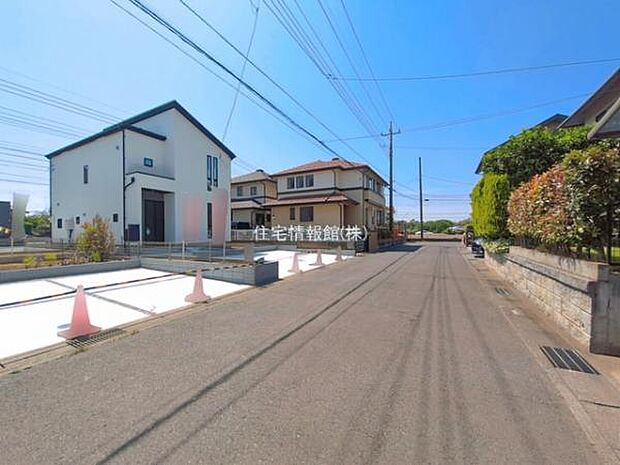 前面道路を含めた現地写真です。