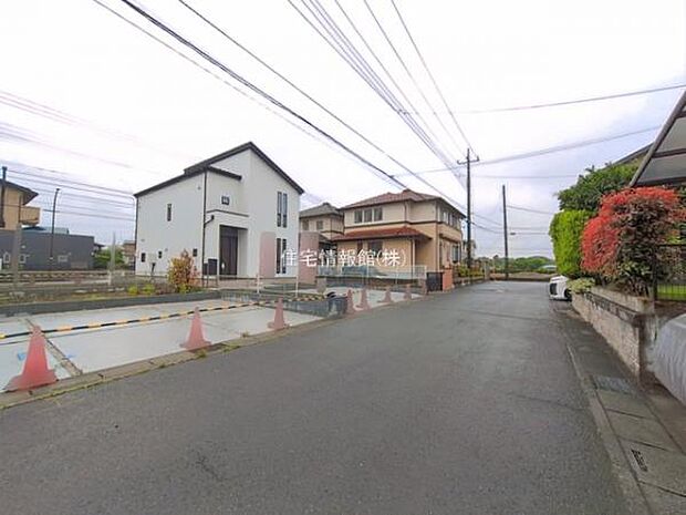 前面道路を含めた現地写真です。