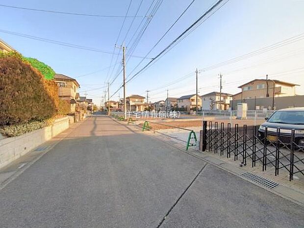 前面道路を含めた現地写真です。