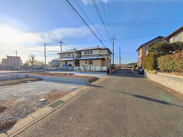 前面道路を含めた現地写真です。