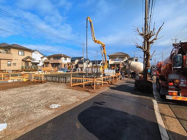 前面道路を含めた現地写真です。