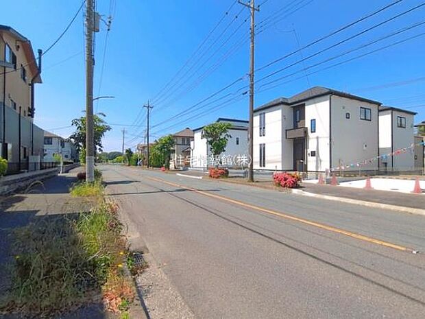 前面道路を含めた現地写真です。