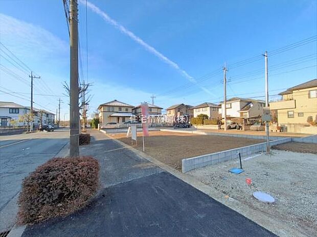前面道路を含めた現地写真です。