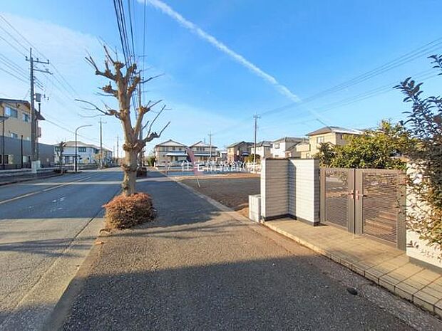 前面道路を含めた現地写真です。