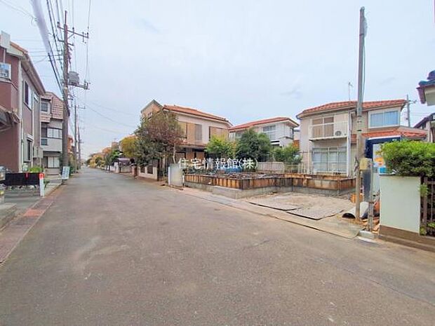 前面道路を含めた現地写真です。