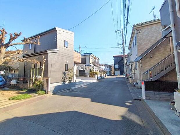 前面道路を含めた現地写真です。