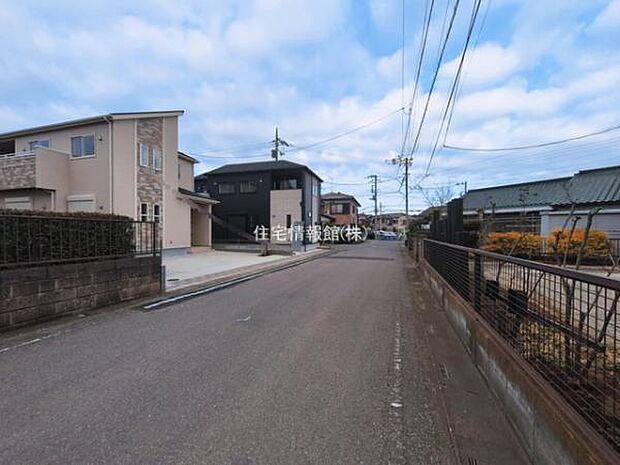 前面道路を含めた現地写真です。