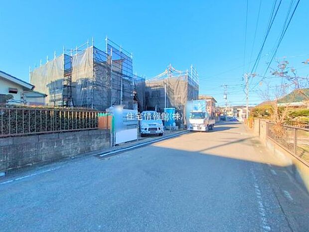 前面道路を含めた現地写真です。