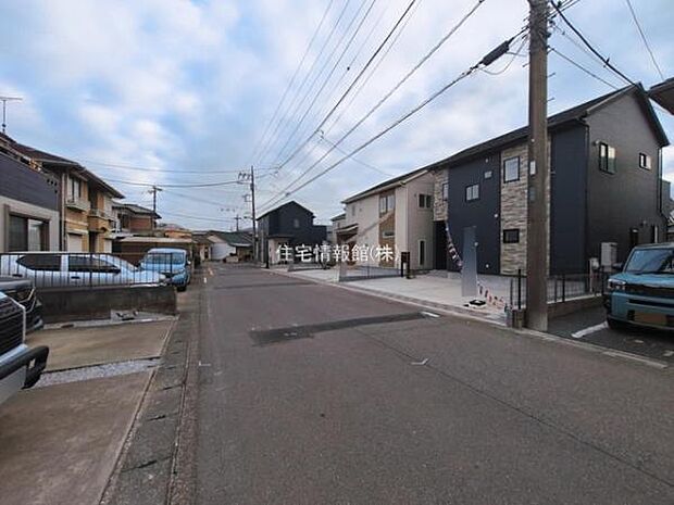 前面道路を含めた現地写真です。