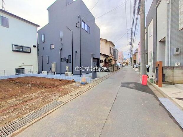 前面道路を含めた現地写真です。