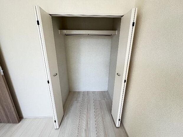 いつでもお部屋をスッキリお使い頂ける収納スペースを設置。