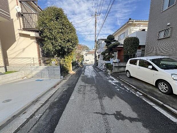 前面道路を含めた現地写真です。