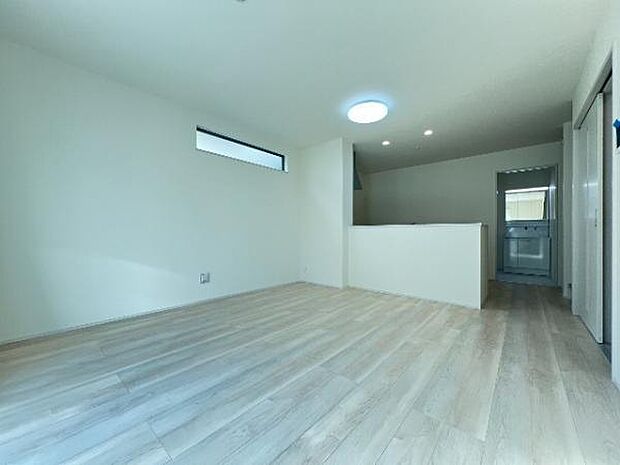 明るい日差しが入る風通しの良いリビングです。