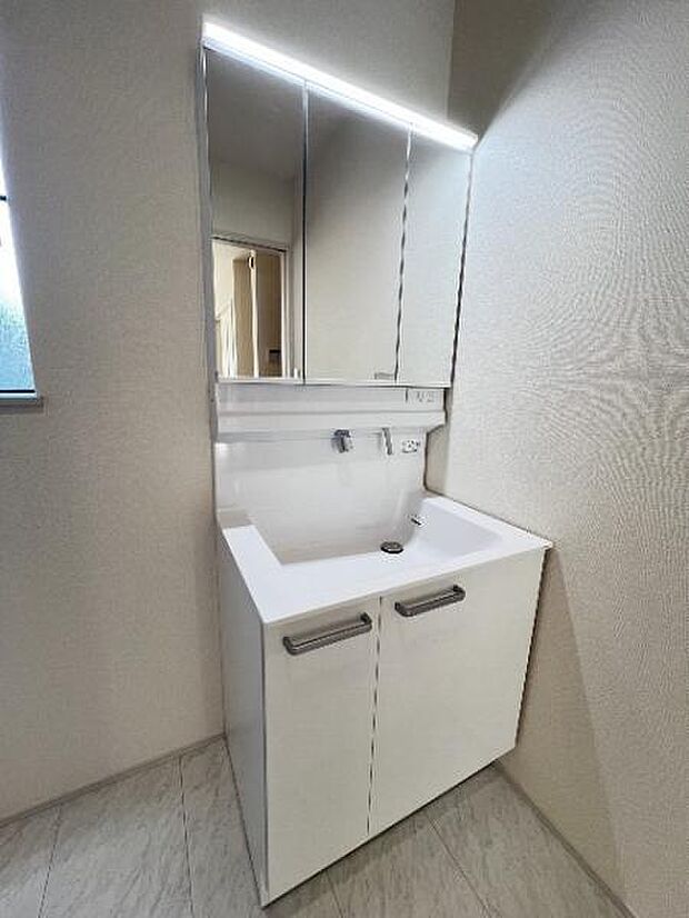 シャワー付き洗面化粧台です。手軽にシャンプーができ、お掃除もしやすいですね。