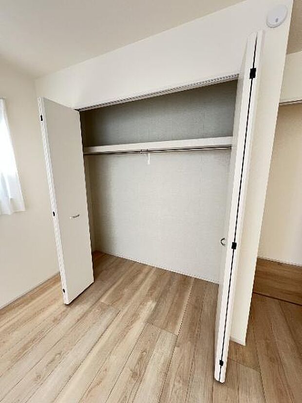 いつでもお部屋をスッキリお使い頂ける収納スペースを設置。