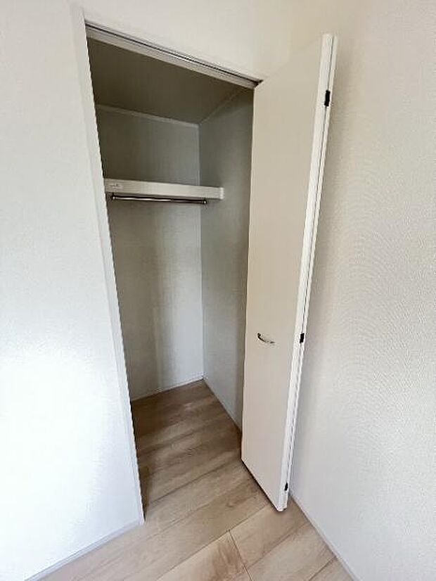 中の物を確認しやすく、取り出しやすい収納スペース。お部屋を広々とお使いいただけます。