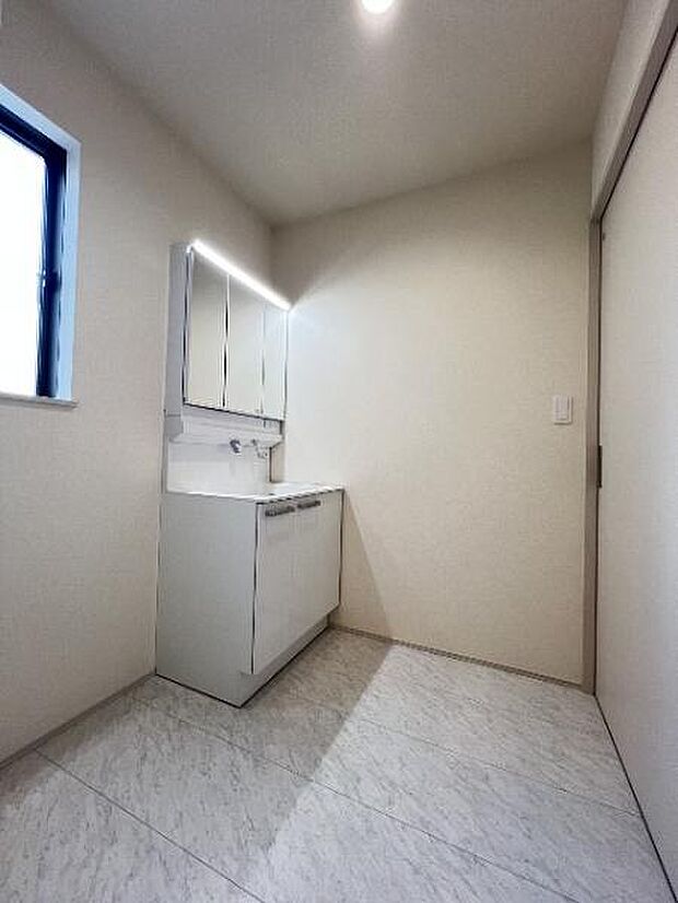 快適で清潔感がある脱衣スペースです。