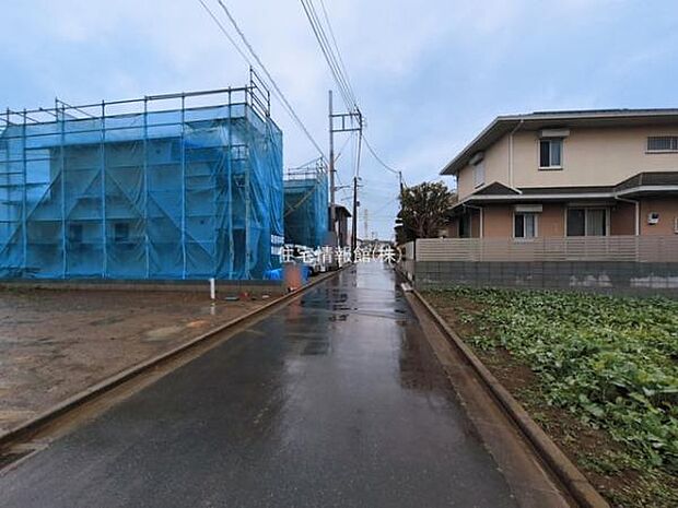 前面道路を含めた現地写真です。