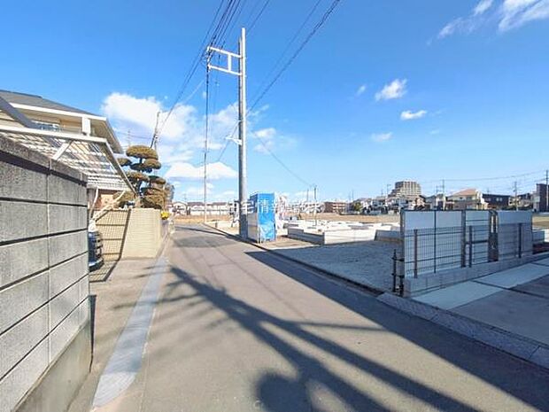 前面道路を含めた現地写真です。