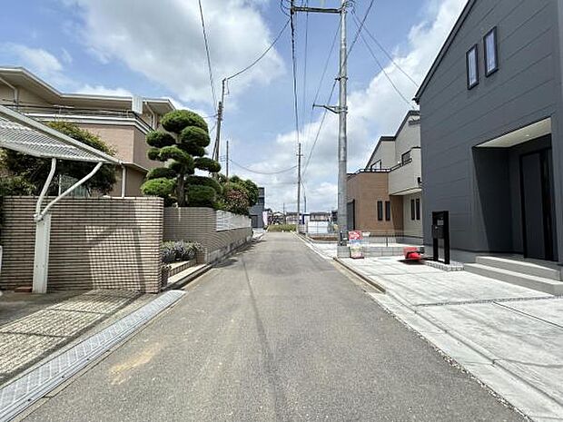 前面道路を含めた現地写真です。