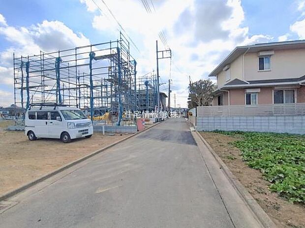 前面道路を含めた現地写真です。