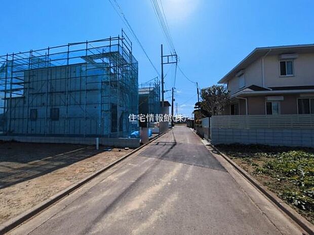 前面道路を含めた現地写真です。