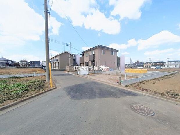 前面道路を含めた現地写真です。