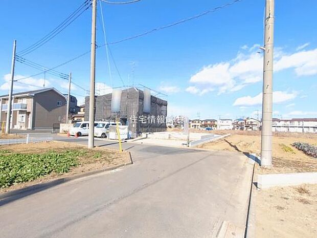 前面道路を含めた現地写真です。