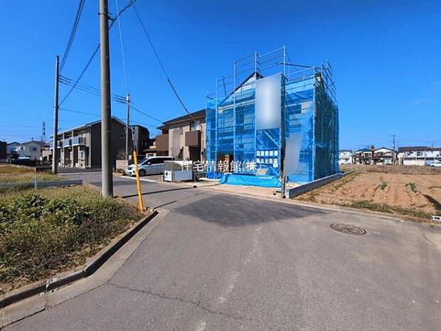 前面道路を含めた現地写真です。