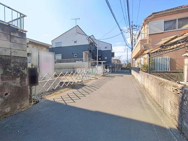 前面道路を含めた現地写真です。