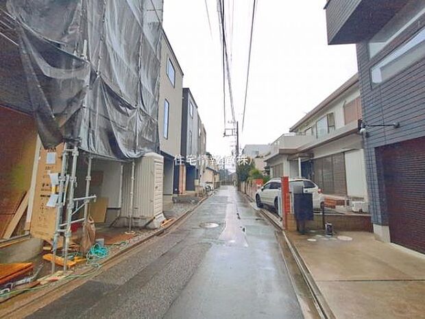 前面道路を含めた現地写真です。