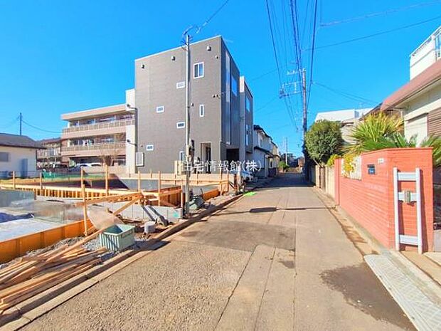 前面道路を含めた現地写真です。