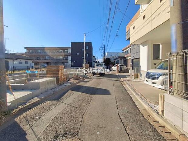 前面道路を含めた現地写真です。