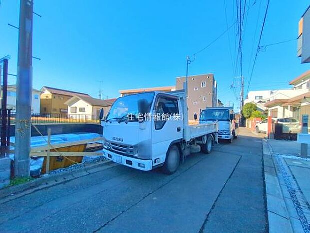 前面道路を含めた現地写真です。