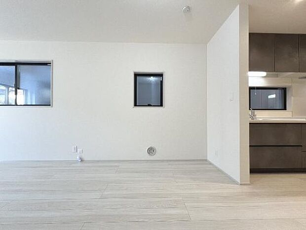 ご家族でゆったり食事が楽しめるダイニングスペースです。