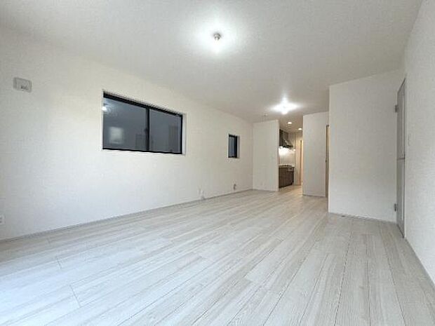 明るい日差しが入る風通しの良いリビングです。