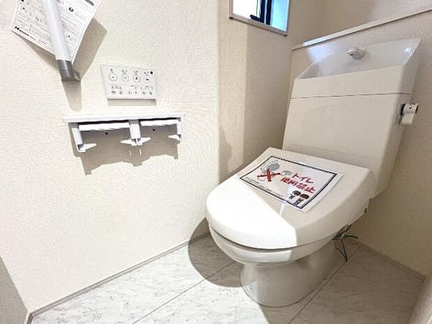 シャワー洗浄機能付のトイレは、清潔感が印象的な空間ですね。