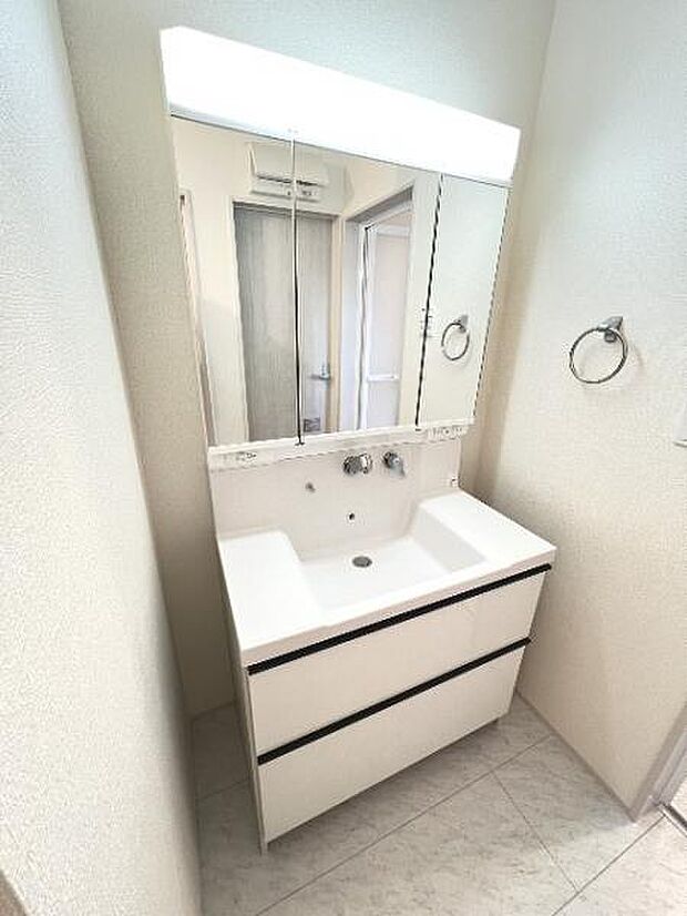 シャワー付き洗面化粧台です。手軽にシャンプーができ、お掃除もしやすいですね。
