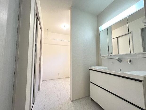 快適で清潔感がある脱衣スペースです。