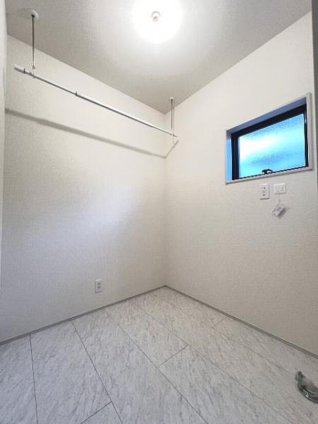 独立洗面台の横にはランドリースペースがございます。