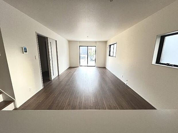 お食事中もキッチンと会話が楽しめるダイニングスペース。